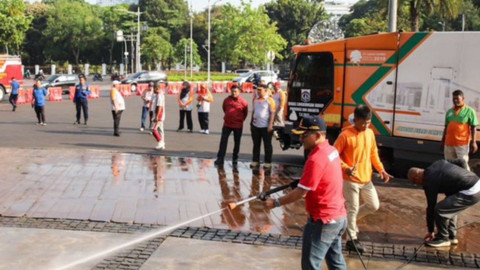 Pemerintah Kota Jakarta Pusat mengerahkan personel gabungan membersihkan sarana dan prasarana jalur perlintasan di kawasan Patung Kuda, Gambir, menjelang pelantikan presiden dan wakil presiden (wapres) pada 20 Oktober 2024. Foto: Siti Nurhaliza/ANTARA