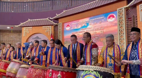 Didi Haryono bersama tokoh masyarakat Kalbar saat menabuh gendang tanda diresmikannya Rumah Hakka Kalbar. Foto: Dok. Tim Media Midji-Didi