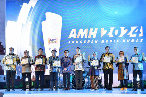 Penyerahan penghargaan pada ajang Anugerah Media Humas (AMH) 2024 di Bandung, Kamis (10/10/2024). Foto: Dok. Telkom