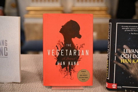 Novel-novel karya Han Kang, penulis perempuan asal Korea Selatan yang menang penghargaan Nobel Sastra 2024. Foto: Jonathan Nackstrand/AFP