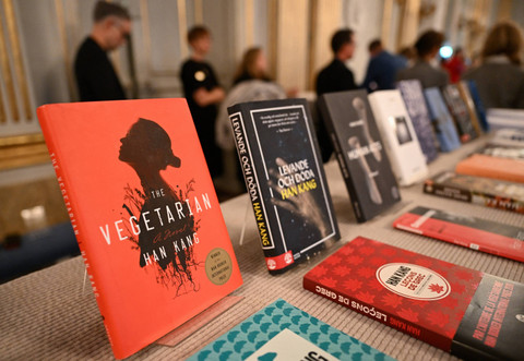 Novel-novel karya Han Kang, penulis perempuan asal Korea Selatan yang menang penghargaan Nobel Sastra 2024. Foto: Jonathan Nackstrand/AFP