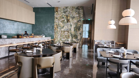 Suasana restoran mewah ala Jepang bernama Keyaki, terletak di lantai 90 Pan Pacific Jakarta. Foto: Azalia Amadea/kumparan 