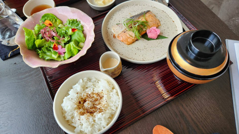 Tasmanian salmon set lunch menu ala Jepang bernama Keyaki, terletak di lantai 90 Pan Pacific Jakarta. Foto: Azalia Amadea/kumparan 