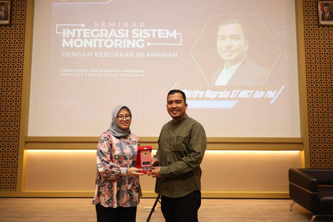 Kepala Pusat Data dan Teknologi Informasi (Pusdatin) Kemendikbudristek Dr Yudhistira Nugraha, ST, M Ict (Adv)., D.Phil (kanan).