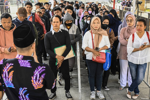 Sejumlah pencari kerja antre saat berlangsungnya bursa kerja Naker Fest di Kantor Dinas Tenaga Kerja Kabupaten Tangerang, Banten, Jumat (11/10/2024). Foto: Sulthony Hasanuddin/ANTARA FOTO 