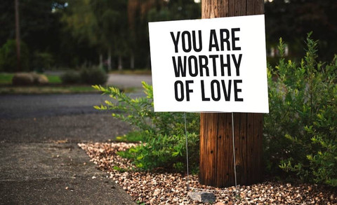 Ilustrasi Makna Lagu Alonica    Sumber Unsplash/Tim Mossholder