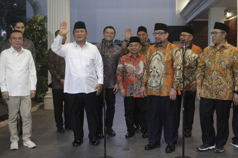 Presiden terpilih periode 2024-2029 yang juga ketua umum Partai Gerindra Prabowo Subianto bersama elite PKS melambaikan tangan ke awak media saat melakukan pertemuan di Jalan Kertanegara 4, Jakarta Selatan, Jumat (11/10/2024). Foto: Sena/Antara Foto