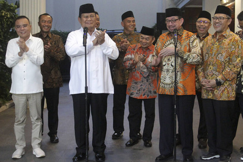 Presiden terpilih periode 2024-2029 yang juga ketua umum Partai Gerindra Prabowo Subianto bersama elite PKS bertepuk tangan usai menjawab pertanyaan awak media saat melakukan pertemuan di Jalan Kertanegara 4, Jakarta Selatan, Jumat (11/10/2024). Foto: Sena/Antara Foto