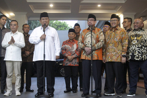 Presiden terpilih periode 2024-2029 yang juga ketua umum Partai Gerindra Prabowo Subianto bersama elite PKS menjawab pertanyaan awak media saat melakukan pertemuan di Jalan Kertanegara 4, Jakarta Selatan, Jumat (11/10/2024). Foto: Sena/Antara Foto