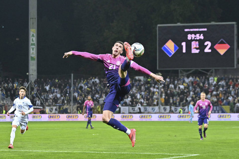 Pemain Jerman Robin Gomes berusaha mengontrol bola saat pertandingan UEFA Nations League di Stadion Bilino Polje, Zenica, Jumat (11/10/2024).  Foto: Elvis Barukcic/AFP