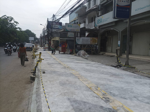 Kondisi revitalisasi trotoar di Jalan Komjen M Yasin/Akses UI, Depok, Sabtu (12/10/2024). Foto: Salmah Muslimah/kumparan