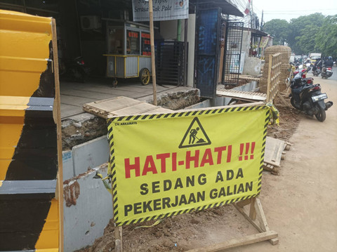 Kondisi revitalisasi trotoar di Jalan Komjen M Yasin/Akses UI, Depok, Sabtu (12/10/2024). Foto: Salmah Muslimah/kumparan