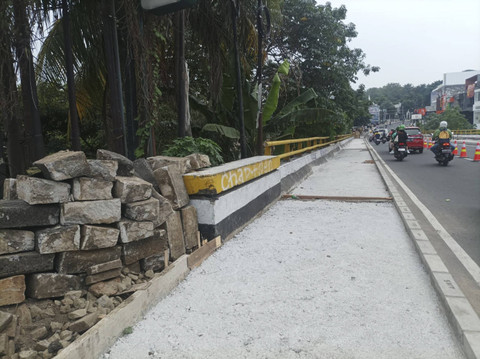 Kondisi revitalisasi trotoar di Jalan Komjen M Yasin/Akses UI, Depok, Sabtu (12/10/2024). Foto: Salmah Muslimah/kumparan