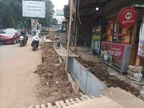 Kondisi revitalisasi trotoar di Jalan Komjen M Yasin/Akses UI, Depok, Sabtu (12/10/2024). Foto: Salmah Muslimah/kumparan