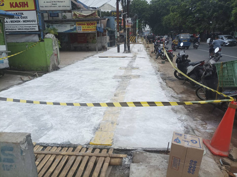 Kondisi revitalisasi trotoar di Jalan Komjen M Yasin/Akses UI, Depok, Sabtu (12/10/2024). Foto: Salmah Muslimah/kumparan