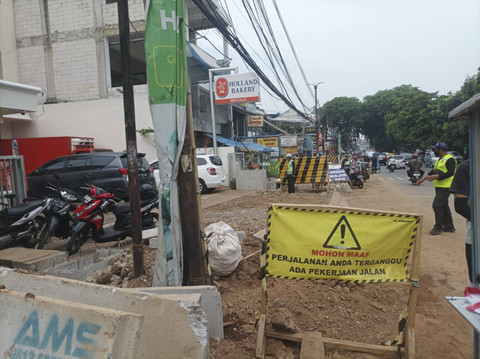 Kondisi revitalisasi trotoar di Jalan Komjen M Yasin/Akses UI, Depok, Sabtu (12/10/2024). Foto: Salmah Muslimah/kumparan
