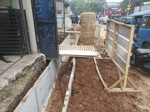 Kondisi revitalisasi trotoar di Jalan Komjen M Yasin/Akses UI, Depok, Sabtu (12/10/2024). Foto: Salmah Muslimah/kumparan