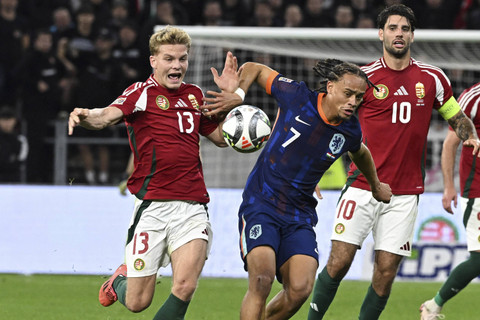 Pemain Hungaria Andras Schafer berebut bola dengan pemain Belanda Xavi Simons saat pertandingan UEFA Nations League di Puskas Arena, Hungaria, Jumat (11/10/2024). Foto: ATTILA KISBENEDEK/AFP