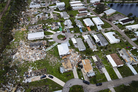 Foto udara pemukiman warga yang rusak akibat badai Milton di Florida, Amerika Serikat, Jumat (11/10/2024). Foto: Miguel J. Rodriguez Carrillo / AFP