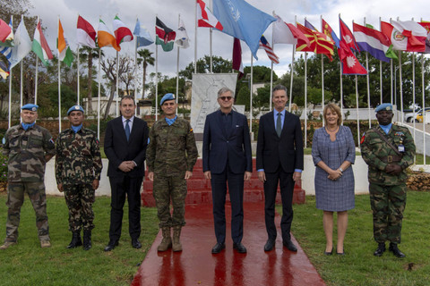 Wakil Sekretaris Jenderal PBB untuk Operasi Perdamaian, Jean-Pierre Lacroix; dan Kepala Misi dan Komandan Pasukan UNIFIL, Letnan Jenderal Aroldo Lazaro, berfoto bersama Tim Kepemimpinan Misi di markas besar UNIFIL, Naqoura, Lebanon selatan, 11 Januari. Foto: Pasqual Gorriz/PBB