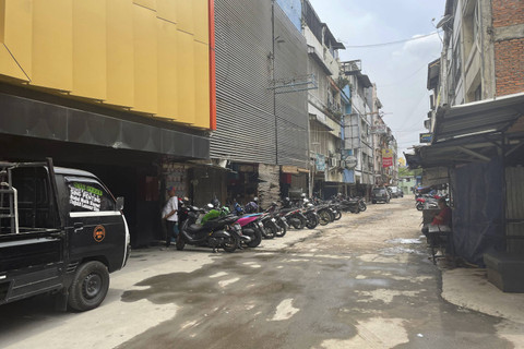 Suasana di The Escape Hawaii, lokasi TKP gadis berinisial IA (18 tahun) yang tewas usai minum minuman keras yang diberikan oleh wanita tak dikenal, yang terletak di Kelurahan Maphar, Tamansari, Jakarta Barat, Sabtu (12/10/2024). Foto: Fadhil Pramudya/kumparan