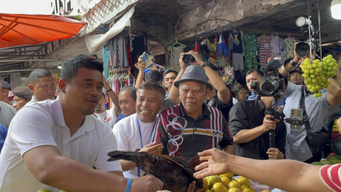 Calon Gubernur Sumatera Utara Bobby Nasution satu saat kampanye di Pusat Pasar Kabanjahe, kabupaten Karo, Sabtu (12/10/2024). Foto: Tri Vosa/kumparan