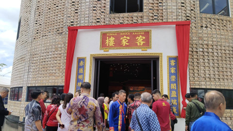 Rumah Adat Hakka Kalbar. Diresmikan Jumat, 11 Oktober 2024, Rumah Adat Hakka diharapkan bisa menjadi destinasi wisata. Foto: Akadmus Caturio/Hi!Pontianak