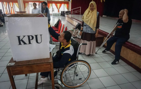 Ilustrasi penyandang disabilitas tengah melakukan pemungutan suara di kotak suara. Foto: ANTARA FOTO/Mohammad Ayudha