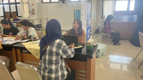 Seorang peserta skrining payudara gratis Siloam Hospital di Gedung Dekanat FIKK UNY, Sabtu (12/10) berkonsultasi dengan perwakilan Siloam Hospital, Kathleen Fidelia. Foto: Nawalre Bujanadi/Pandangan Jogja