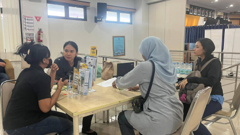 Suasana konsultasi saat skrining gratis kanker payudara yang dilaksanakan oleh Siloam Hospital di Gedung Dekanat FIKK UNY selama 11-12 Oktober 2024. Foto: Nawalre Bujanadi/Pandangan Jogja