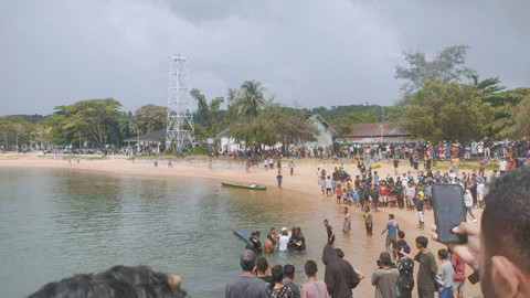 Speedboat yang ditumpangi rombongan Cagub Malut Benny Laos meledak di Pulau Taliabu, Malut. Foto: Dok. Istimewa