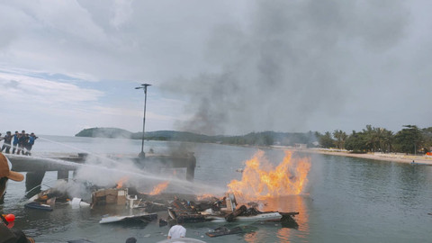 Speedboat yang ditumpangi rombongan Cagub Malut Benny Laos meledak di Pulau Taliabu, Malut. Foto: Dok. Istimewa