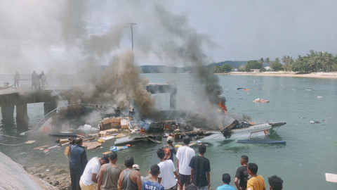 Speedboat yang ditumpangi rombongan Cagub Malut Benny Laos meledak di Pulau Taliabu, Malut. Foto: Dok. Istimewa