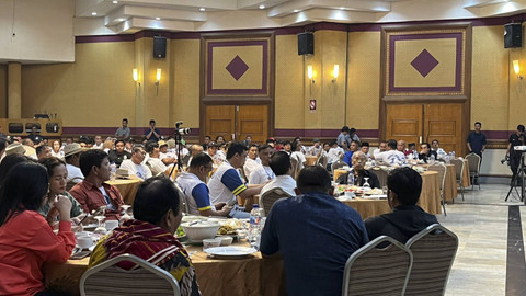 Bakal Calon Gubernur Sumatera Utara nomor urut satu Bobby Nasution saat bertemu tokoh masyarakat Tanah Karo di Hotel Sibayak, Kecamatan Berastagi, pada Sabtu (12/10/2024). Foto: Tri Vosa/kumparan