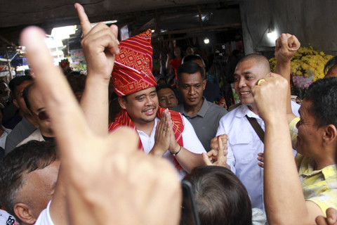 Calon Gubernur Sumatera Utara Bobby Nasution (tengah) nomor urut satu menyapa para pedagang pedagang saat kampanye di Pusat Pasar Kaban Jahe, Kabupaten Karo, Sumatera Utara, Sabtu (12/10/2024). Foto: Yudi Manar/ ANTARA FOTO