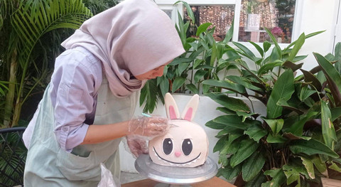 Owner Bake House Palembang, Pipit saat sedang membuat karakter Labubu menjadi cake, Foto : Abdullah Toriq/Urban Id