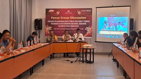 Anggota Bawaslu Sulawesi Utara, Zulkifli Densi (kemeja putih), saat menyampaikan catatan pada pelaksanaan FGD evaluasi pelaksanaan debat publik Pilgub Sulawesi Utara tahun 2024 yang digelar KPU, Sabtu (12/10).