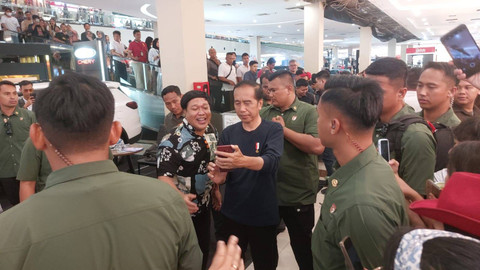 Presiden Jokowi menikmati akhir pekan mengajak kedua cucunya Jan Ethes Srinarendra dan La Lembah Manah bermain di Solo Paragon Mall, Sabtu (12/10/2024). Foto: kumparan