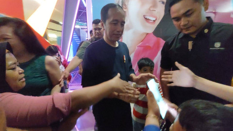 Presiden Jokowi menikmati akhir pekan mengajak kedua cucunya Jan Ethes Srinarendra dan La Lembah Manah bermain di Solo Paragon Mall, Sabtu (12/10/2024). Foto: kumparan