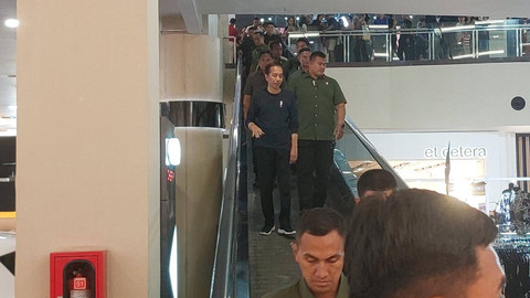 Presiden Jokowi menikmati akhir pekan mengajak kedua cucunya Jan Ethes Srinarendra dan La Lembah Manah bermain di Solo Paragon Mall, Sabtu (12/10/2024). Foto: kumparan