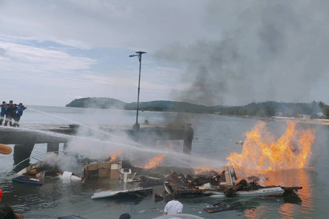 Petugas kepolisian berusaha memadamkan api yang membakar speed boat milik Calon Gubernur Maluku Utara Benny Laos di Dermaga Pelabuhan Regional Bobong, Desa Bobong, Kabupaten Pulau Taliabu, Maluku Utara, Sabtu (12/10/2024). Foto: ANTARA FOTO/HO/Humas Polres Taliabu