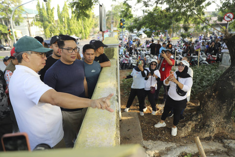 Calon Gubernur Jakarta Ridwan Kamil disambut antusias oleh para warga di kawasan Banjir Kanal Timur (BKT) Duren Sawit, Jaktim, Minggu (13/10/2024). Foto: Iqbal Firdaus/kumparan