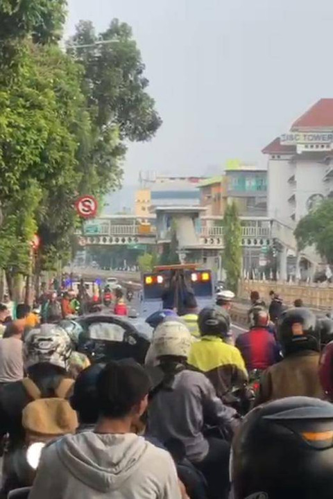 Kemacetan terjadi usai mobil BMW kecelakaan tunggal di Jalan Mampang Prapatan Raya, Jakarta Selatan, Minggu (13/10/2024). Foto: Dok. Istimewa