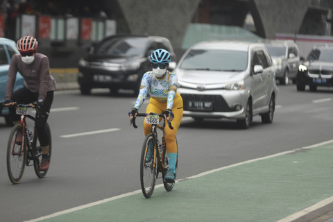 Sejumlah warga beraktivitas di kawasan Bundaran HI, Jakarta, Minggu (13/10/2024). Foto: Iqbal Firdaus/kumparan