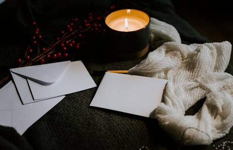 Ilustrasi Apa saja susunan dalam menulis surat? sumber: Photo by Kelly Sikkema on Unsplash