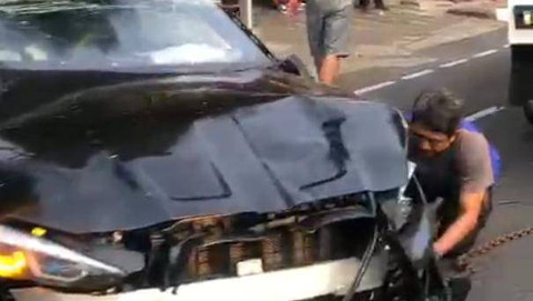 Mobil BMW kecelakaan tunggal di Jalan Mampang Prapatan Raya, Jakarta Selatan, Minggu (13/10/2024). Foto: Dok. Istimewa