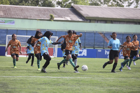 Aksi para siswi berlaga di ajang MilkLife Soccer Challenge - Bandung Series 2 2024 yang berlangsung pada 9-13 Oktober di Stadion Siliwangi dan Stadion Sidolig. Foto: Dok. MilkLife Soccer Challenge