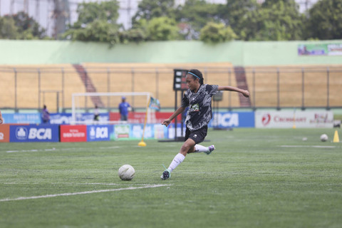 Aksi Amanda Fitriani pemain tengah tim KU 12 SDN 073 Pajagalan yang rela pindah sekolah demi mengikuti turnamen sepak bola putri MilkLife Soccer Challenge - Bandung Series 2 2024 yang berlangsung pada 9-13 Oktober 2024. Foto: Dok. MilkLife Soccer Challenge