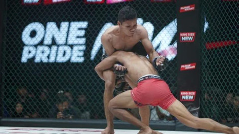 Lipin Sitorus (merah) vs Aminudin (abu-abu) pada ajang One Pride MMA 83 di GOR UNY, Sabtu (12/10). Foto: Dok. One Pride MMA