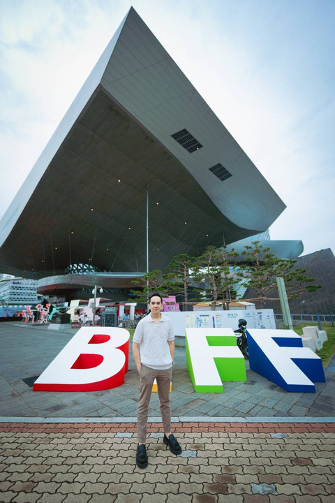 Edwin Nazir berpose di depan Busan Cinema Center | Foto: Arman Febryan